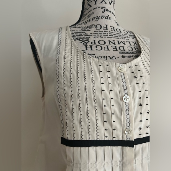 Robin Howe Sleeveless, Pleated Blouse in Cream — Size 4 - Picture 3 of 8